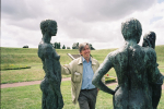 Emmanuel-Godo-au-milieu-des-femmes-de-Gadenne-juillet-2009-par-Louis-Monier1-1024x682